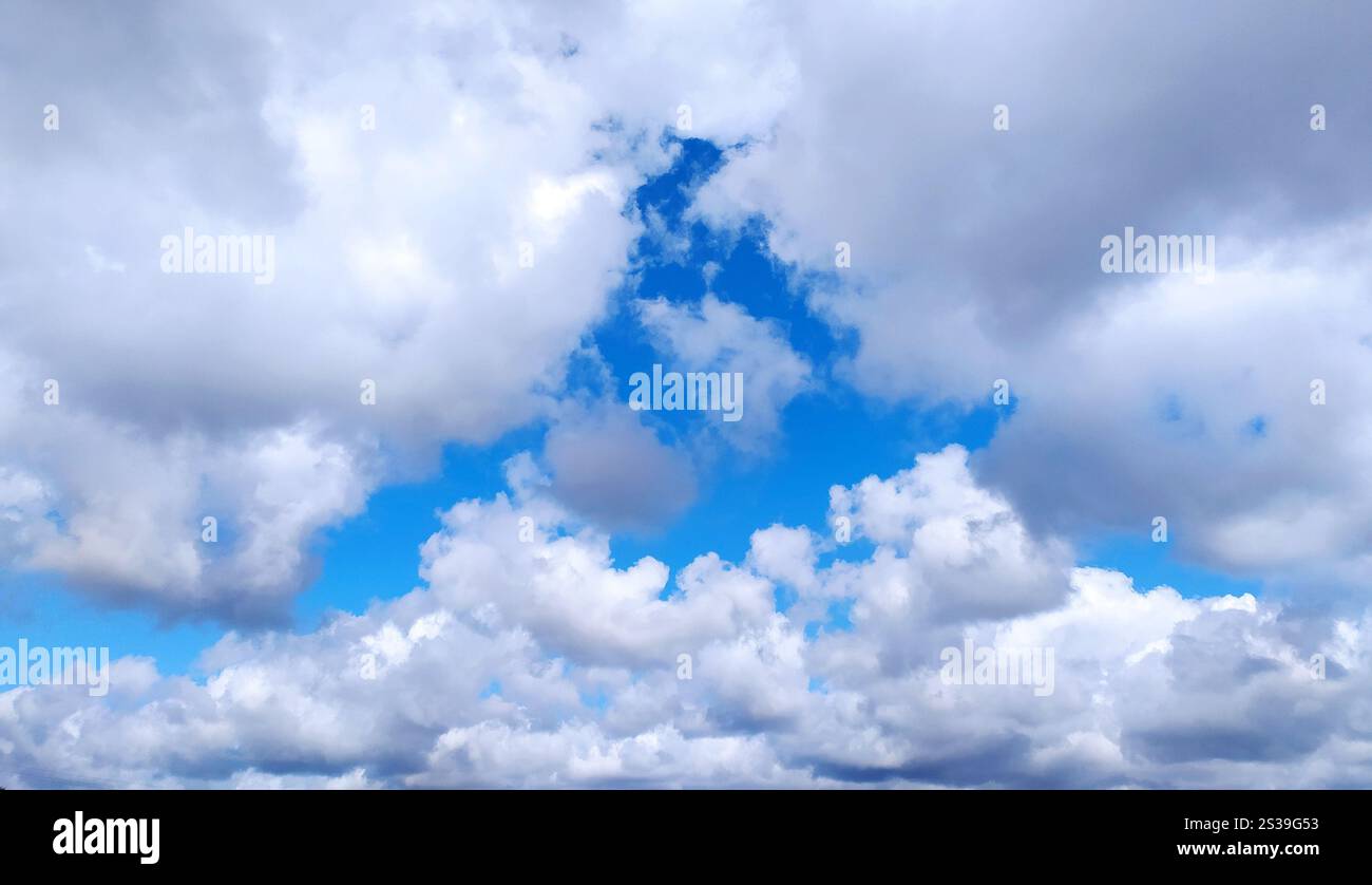 Cielo azzurro e nuvola bianca con sfondo naturale. Il sole splende di giorno in estate, meteorologia. Luce solare soffusa attivata Foto Stock