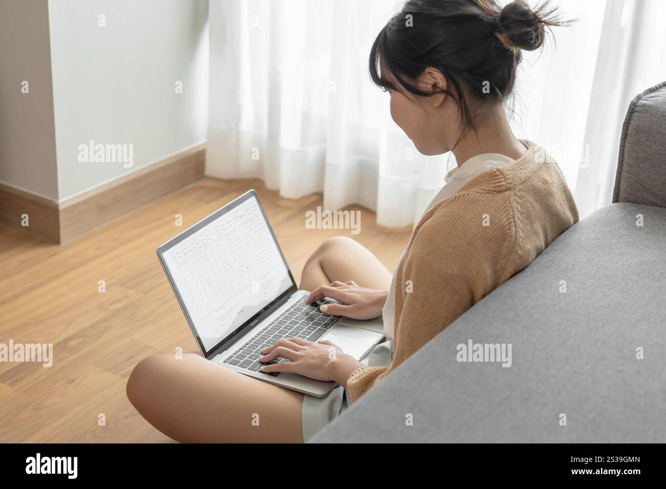 Donna che lavora utilizzando un computer portatile e digita le mani sulla tastiera. scrivere un blog. Lavorare a casa è a portata di mano macchina da scrivere. Foto Stock