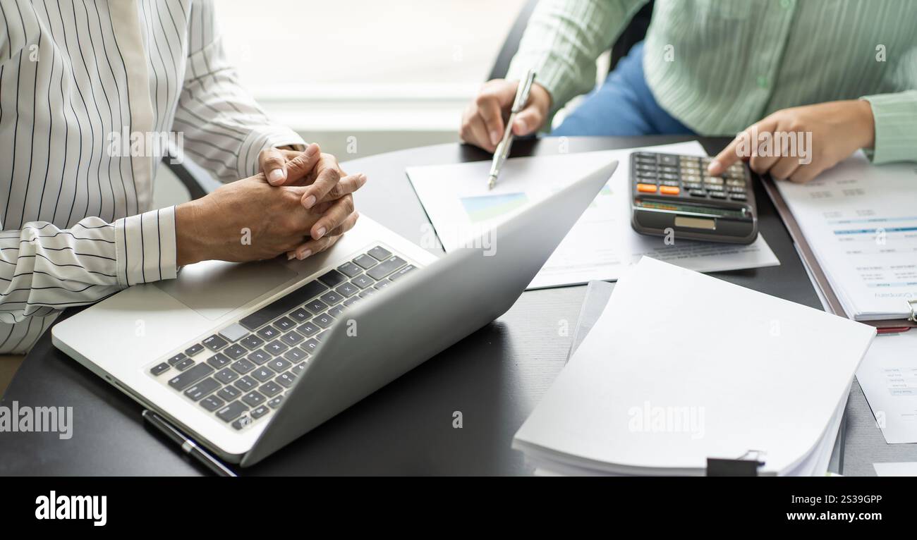 Auditor o Internal Revenue Service personale, le donne d'affari Controllo bilanci annuali della società. Concetto di audit. Foto Stock