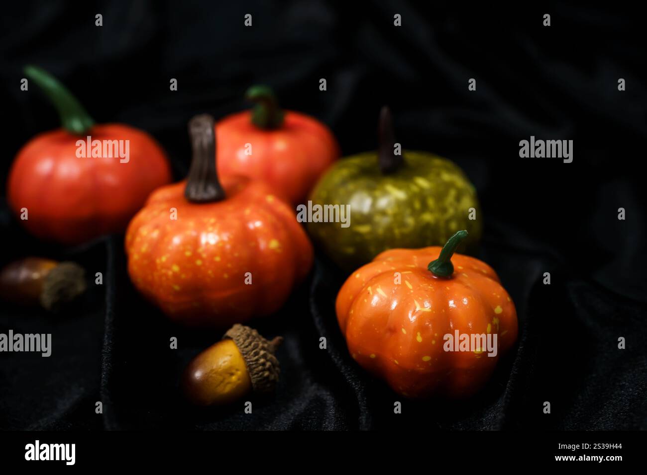 Sfondo delle decorazioni di Halloween. Halloween pauroso testa di zucca su un tavolo di legno concetto di Halloween per le vacanze. Foto Stock Sfondo delle decorazioni di Halloween. Halloween pauroso testa di zucca su un tavolo di legno concetto di Halloween per le vacanze. Foto Stock