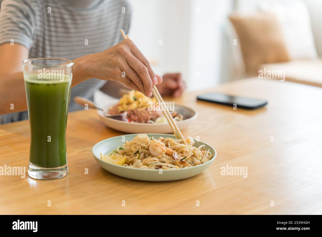 LGBTQ+ transgender uomo bellissimo autentico Specialista con capelli rosa e trans non binari che lavorano insieme Design nel team creativo del luogo di lavoro Foto Stock