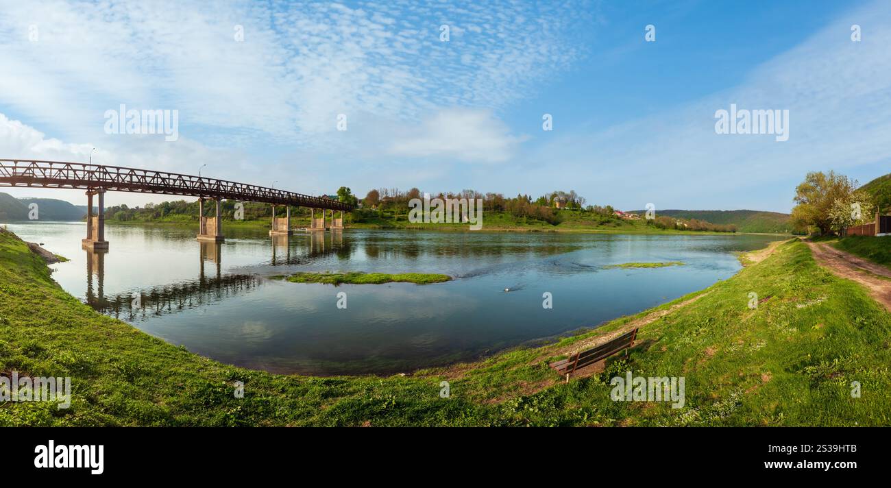 La molla pittoresca vista panoramica del fiume Dnister e trascurato vecchio ponte di legno. Nezvysko, regione di Ternopil, Ucraina, l'Europa. Foto Stock