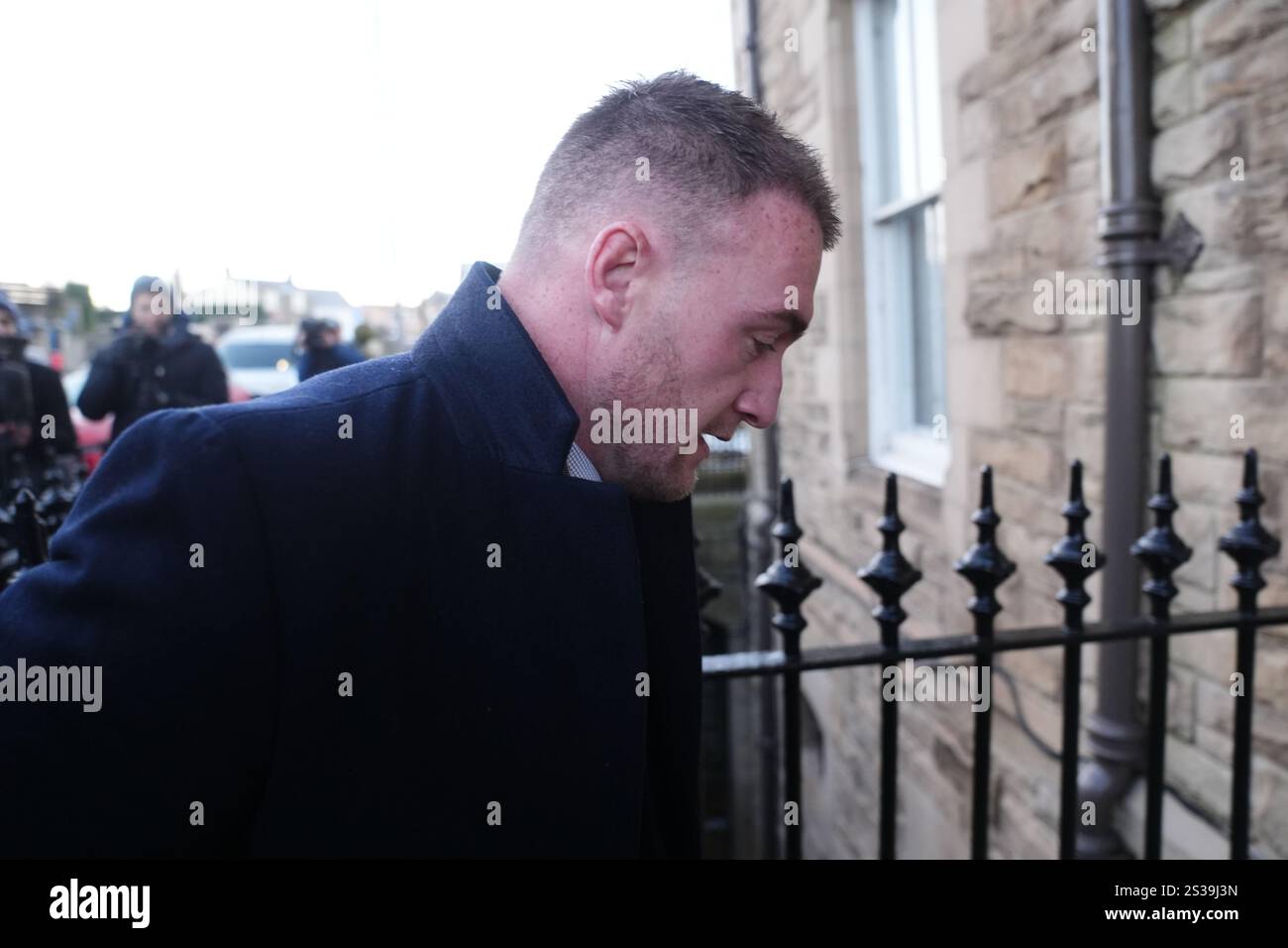 L'ex capitano di rugby scozzese Stuart Hogg arriva alla Corte dello sceriffo di Selkirk, per aver condannato dopo aver precedentemente ammesso di aver abusato della moglie nel corso di cinque anni. Data foto: Giovedì 9 gennaio 2025. Foto Stock