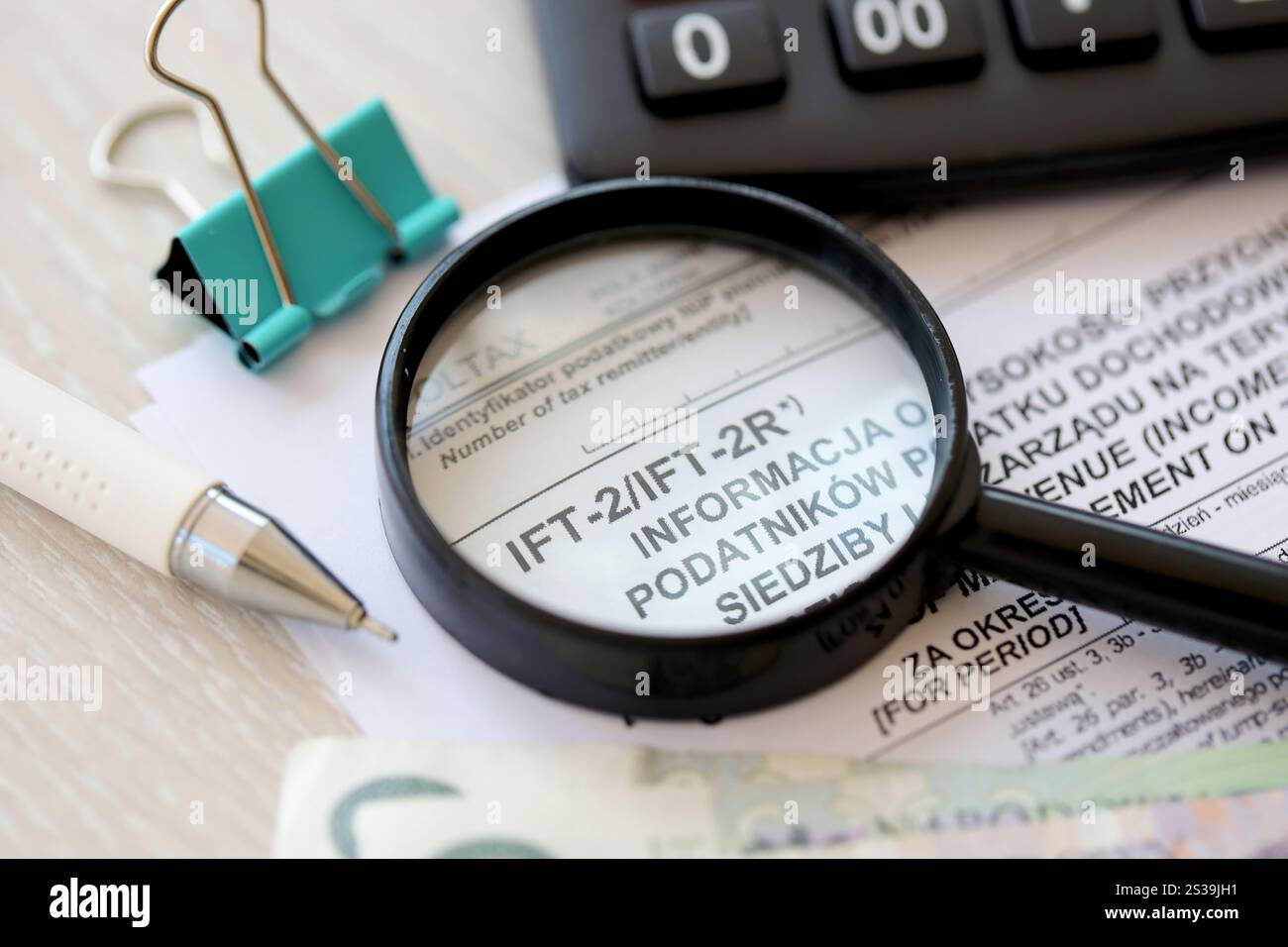 Informazioni sui proventi derivanti da persone giuridiche che non hanno sede o sede di gestione sul territorio della Polonia modulo IFT-2, IFT-2R sul contabile Foto Stock