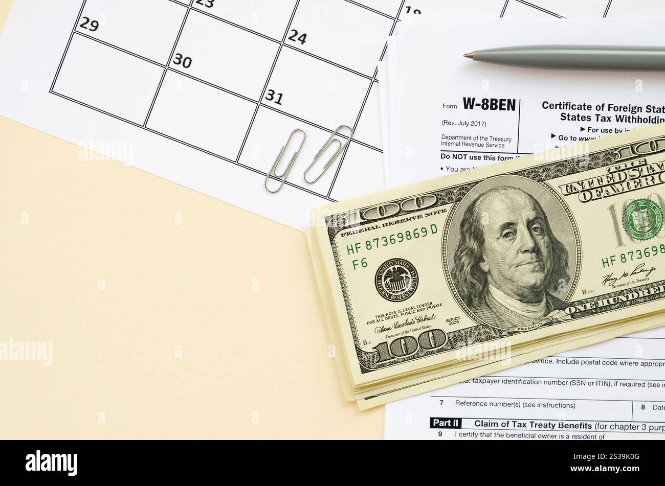 IRS Form W-8BEN Certificato di stato esteri del beneficiario effettivo per gli Stati Uniti la ritenuta fiscale e la creazione di report per gli individui si trova vuota con penna Foto Stock