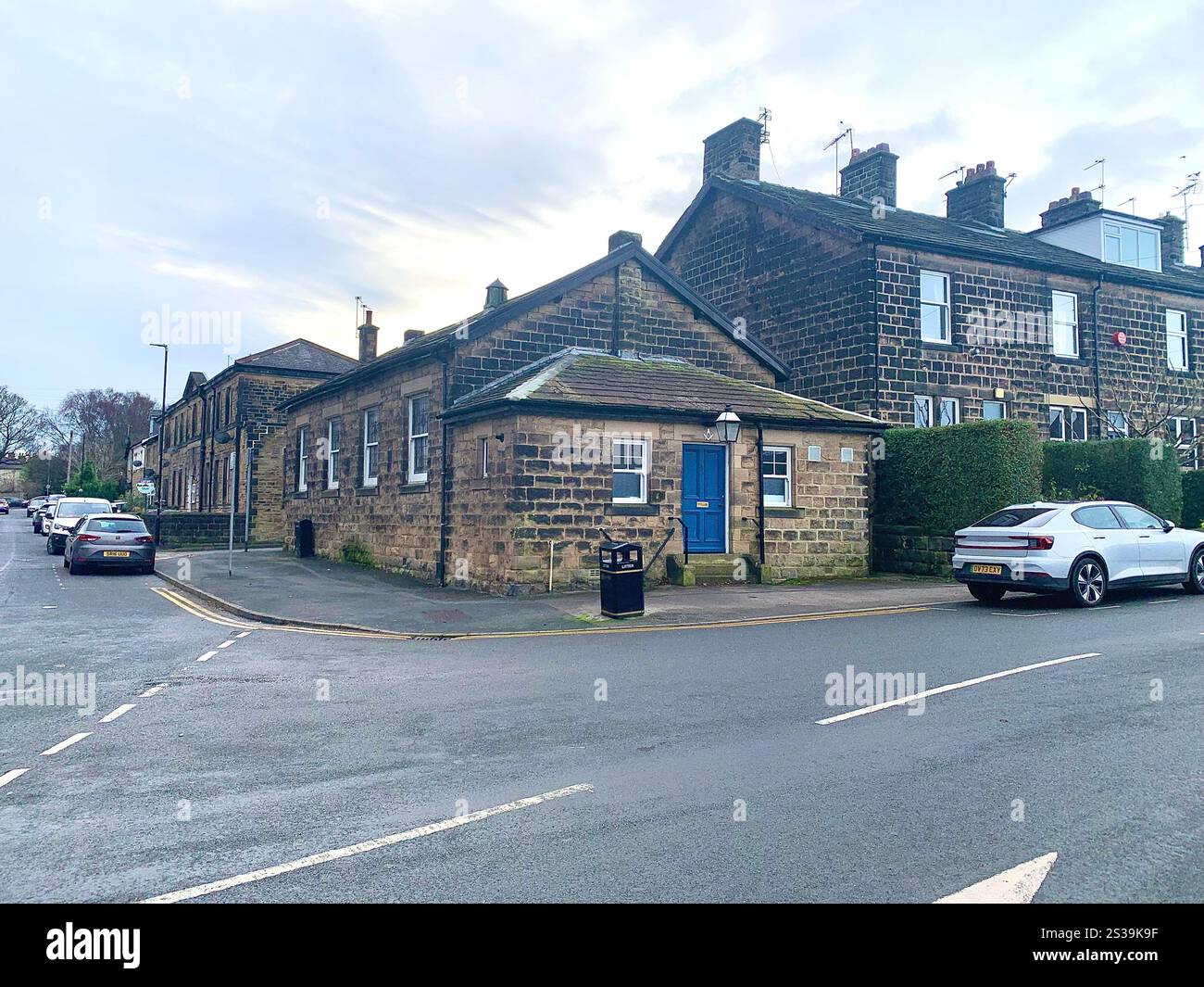Guiseley West Yorkshire Police House, angolo locale Yorkshire North Village Place, ospita uffici, edifici in pietra, auto, camini all'esterno Foto Stock