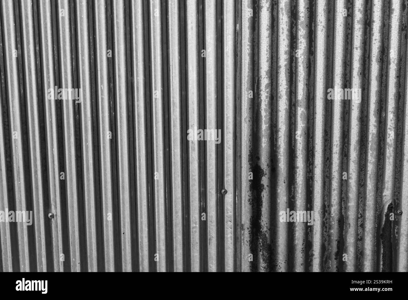 Sfondo industriale arrugginito vecchio grunge parete in zinco arrugginito per sfondo testurizzato ruggine zincata ruggine e ferro ondulato con struttura in acciaio graffiato Foto Stock