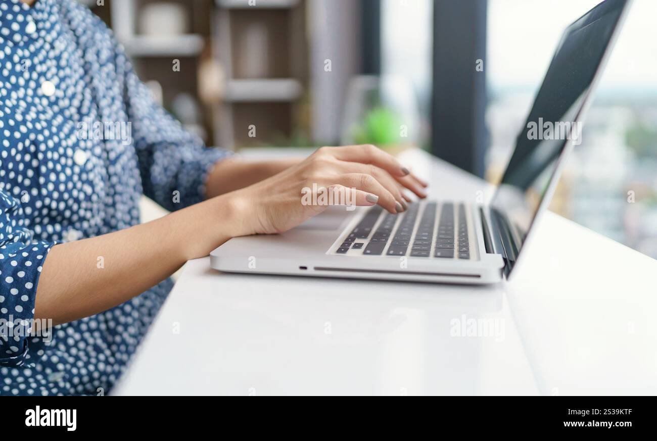 Donna asiatica nomade digitale freelancer lavoro di tipizzazione portatile in riunione online lavoro remoto . Foto Stock