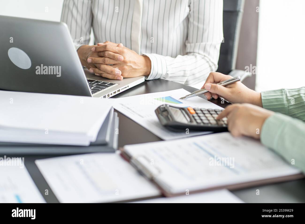 Auditor o Internal Revenue Service personale, le donne d'affari Controllo bilanci annuali della società. Concetto di audit. Foto Stock