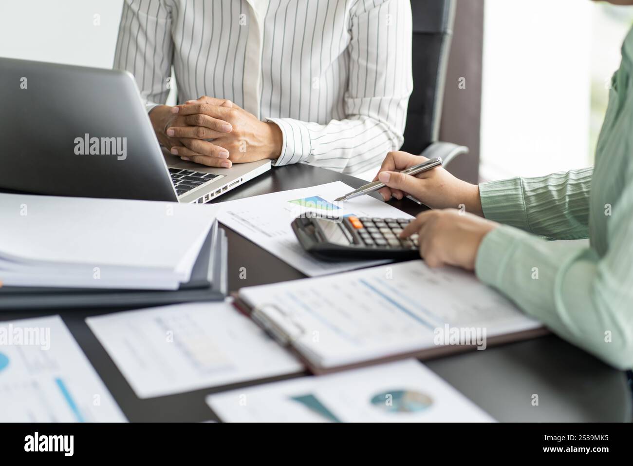 Auditor o Internal Revenue Service personale, le donne d'affari Controllo bilanci annuali della società. Concetto di audit. Foto Stock