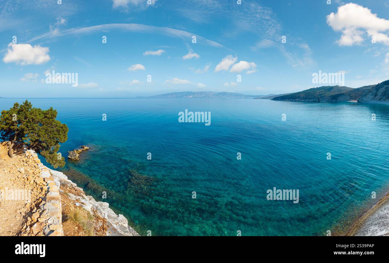 Mattina d'estate mare costa (vicino a spiaggia Pulebardha, Saranda, Albania). Ad alta risoluzione. Foto Stock