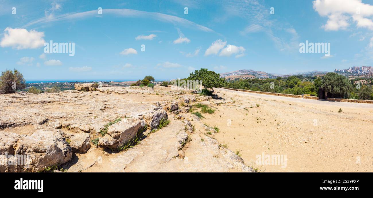 Vista mare e città di Agrigento da famose rovine antiche nella Valle dei Templi, Sicilia, Italia. Foto Stock