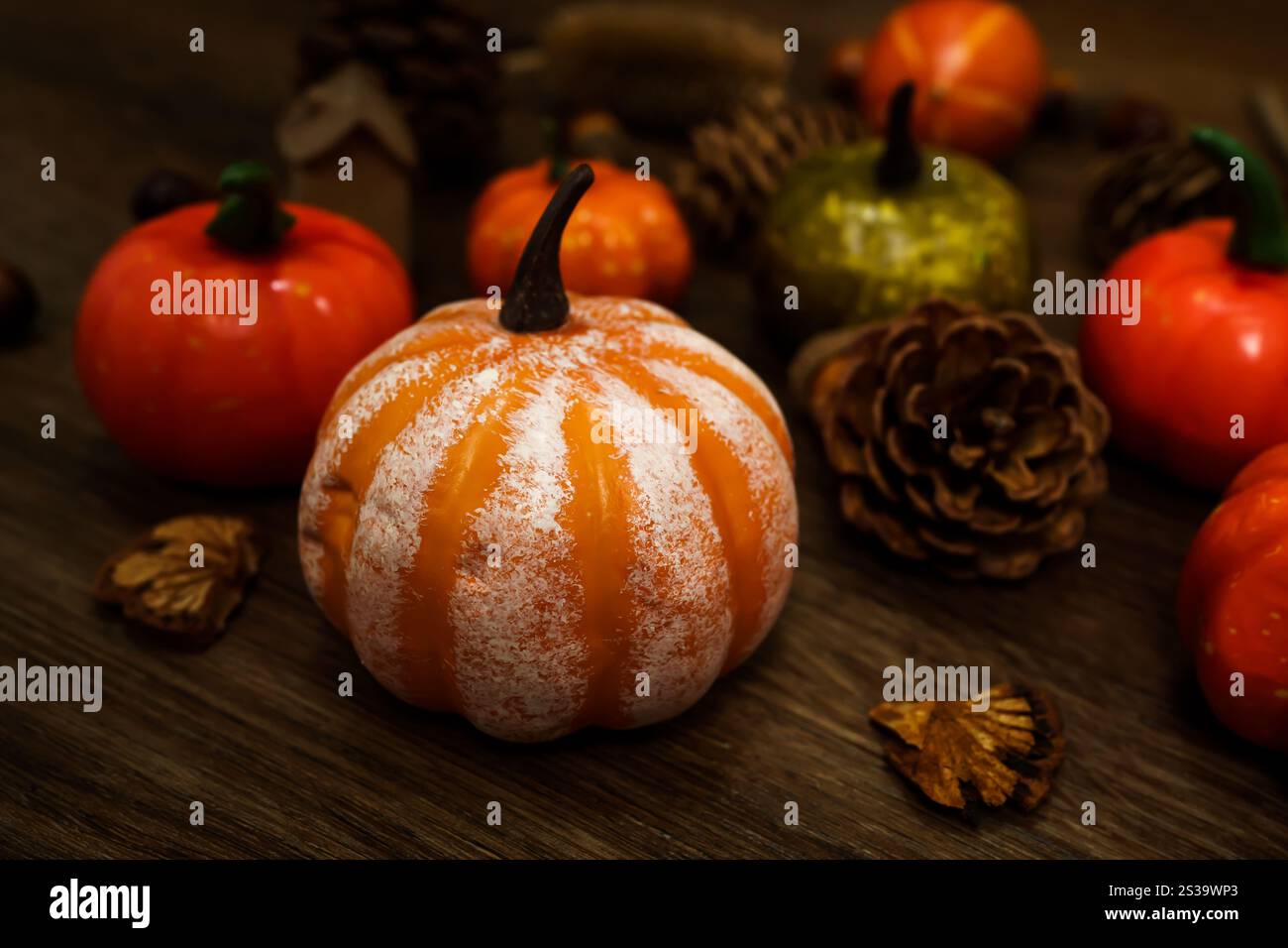 Sfondo delle decorazioni di Halloween. Halloween pauroso testa di zucca su un tavolo di legno concetto di Halloween per le vacanze. Foto Stock Sfondo delle decorazioni di Halloween. Halloween pauroso testa di zucca su un tavolo di legno concetto di Halloween per le vacanze. Foto Stock