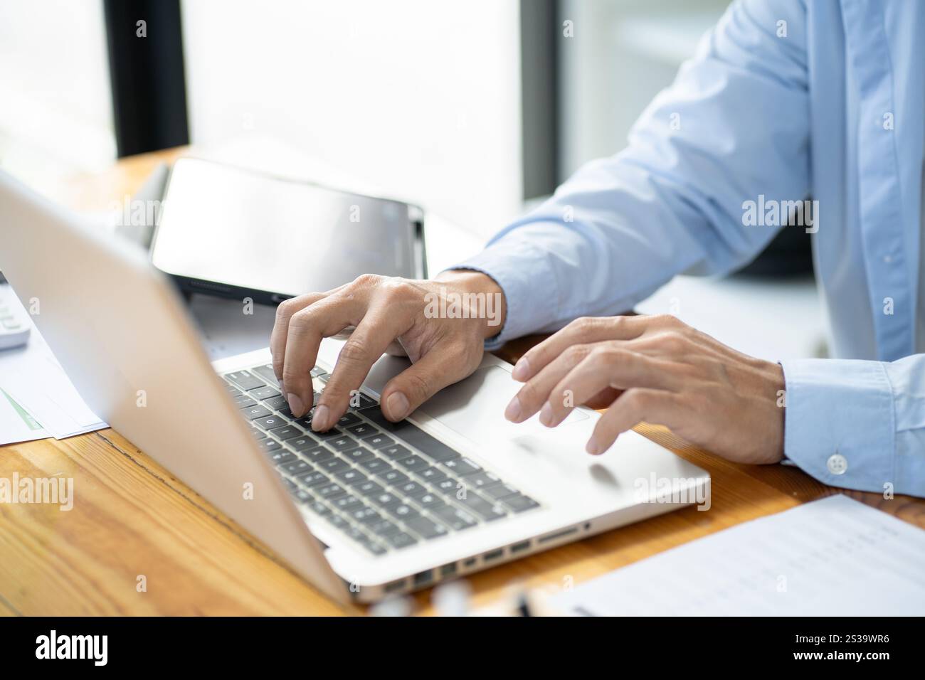 Uomo d'affari che lavora utilizzando le mani del computer portatile digitando su una tastiera. Investitore professionista che lavora per un nuovo progetto di Start-up. pianificazione aziendale in corso Foto Stock