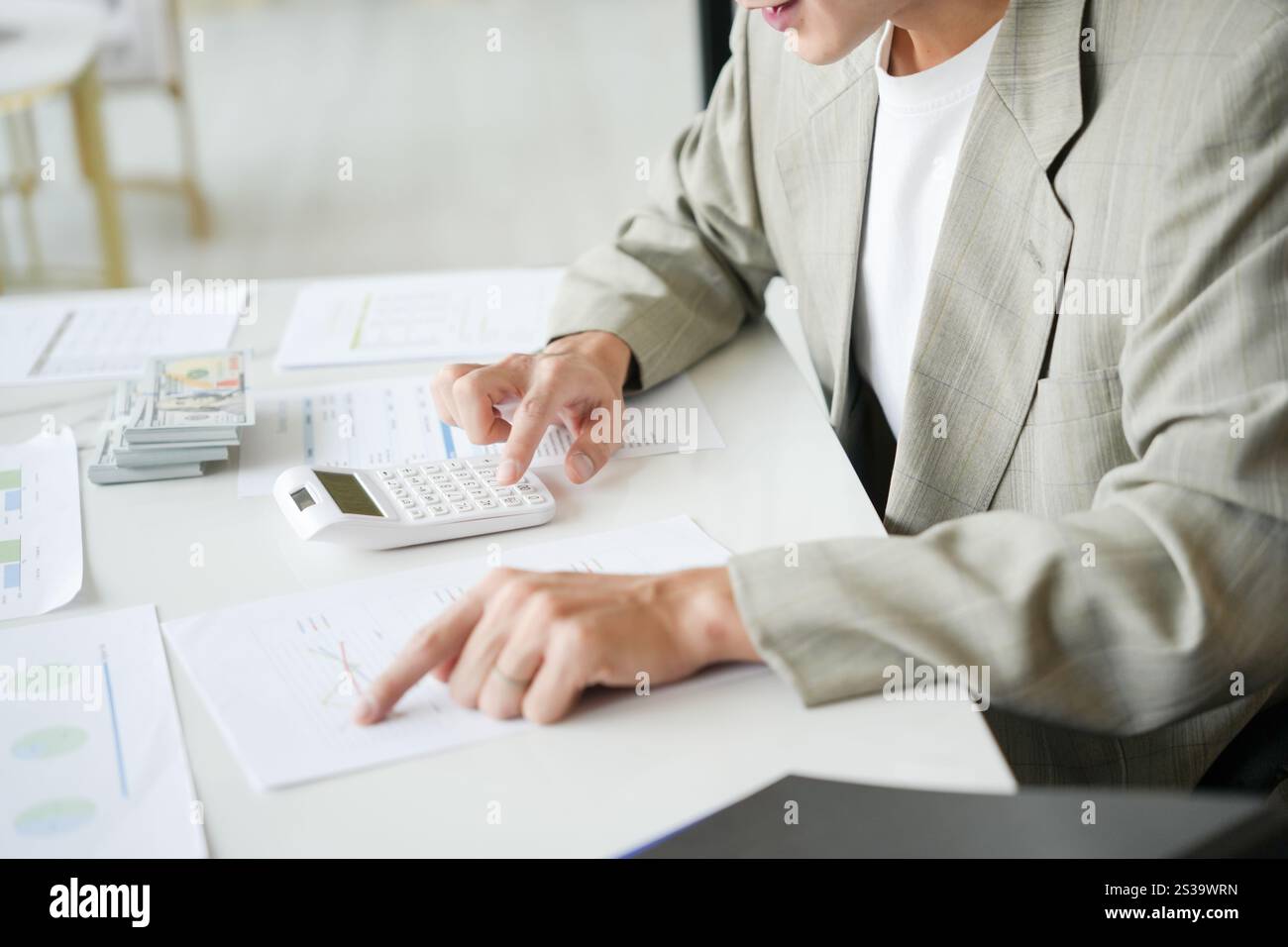 Auditor o Internal Revenue Service personale, le donne d'affari Controllo bilanci annuali della società. Concetto di audit. Foto Stock