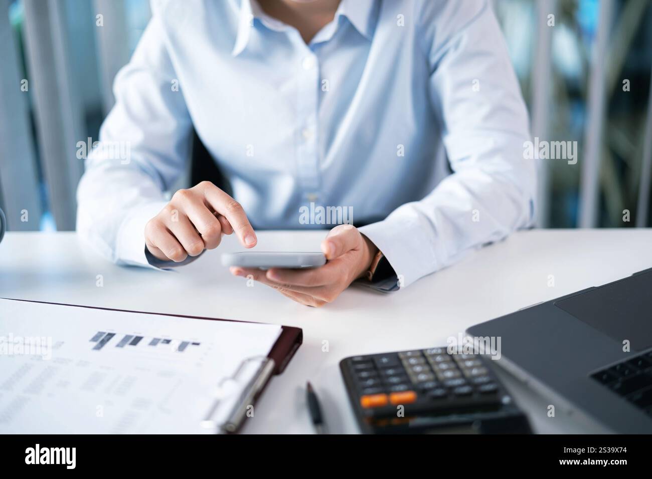 Persone aziendali che dispongono di smartphone che lavorano con dispositivi mobili. e-commerce con tecnologia per telefoni cellulari Foto Stock
