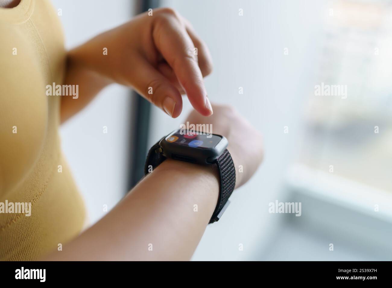 Donna che si allena con l'app salute su mani di primo piano dell'orologio intelligente. Foto Stock