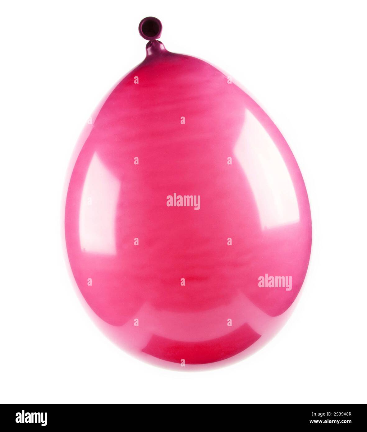 Palloncino rosa brillante isolato su bianco. Palloncino rosa brillante Foto Stock