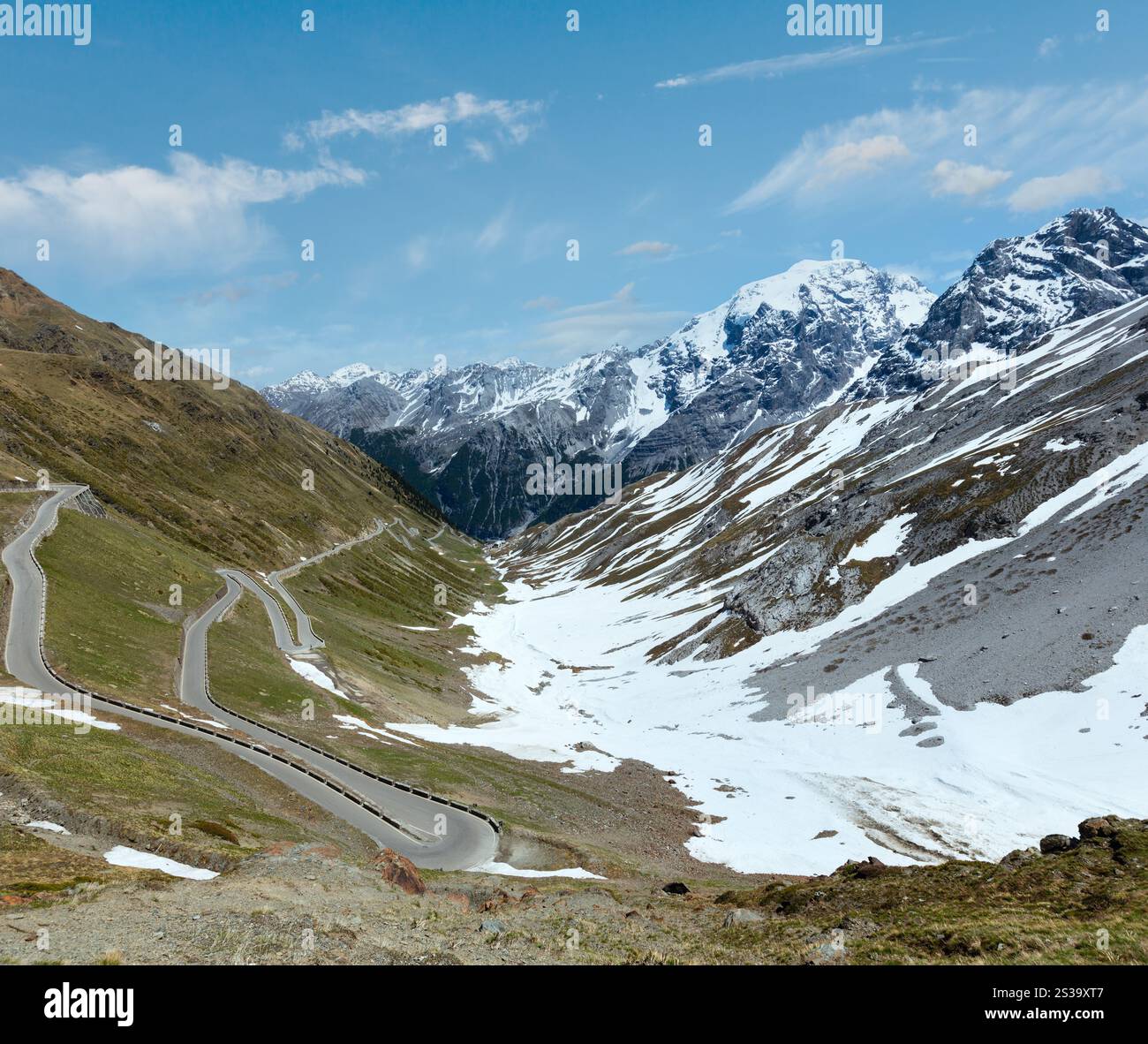 In estate il Passo dello Stelvio con la neve sul versante della montagna e la strada a serpentina (Italia) Foto Stock