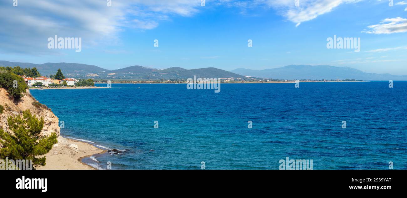Paesaggio marino estivo con spiagge sabbiose (Sithonia, Halkidiki, Grecia). Le persone sono irriconoscibili. Tre scatti uniscono l'alta risoluzione Foto Stock