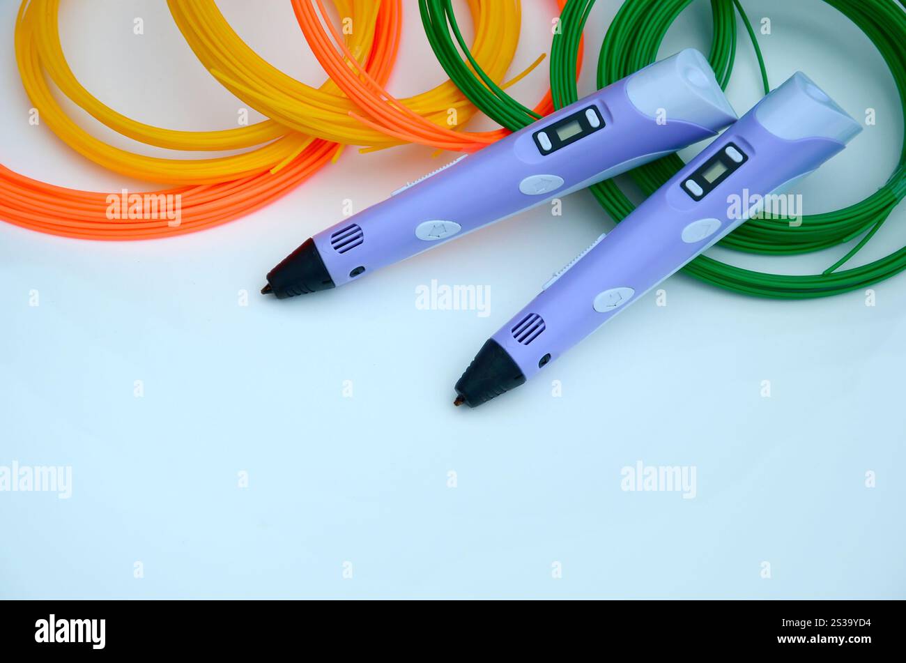 Vista dall'alto su penna 3d e kit di filamento in plastica ABS colorato su sfondo bianco. Vista dall'alto su penna 3d e kit di filamento in plastica ABS colorato Foto Stock