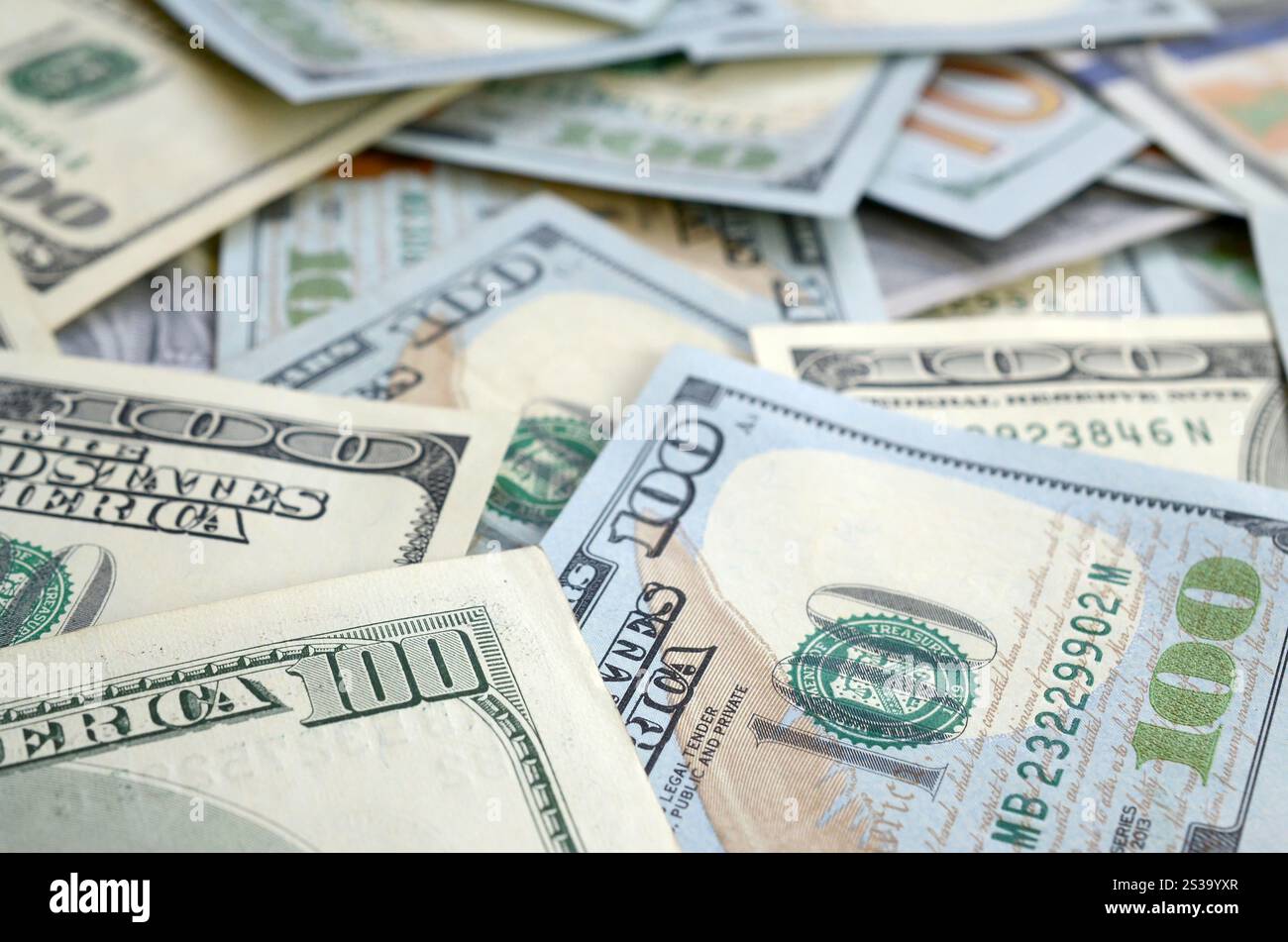 Vista dall'alto dello sfondo di banconote da cento dollari. Concetto di valuta statunitense e vita ricca. Consistenza di banconote in dollari americani. Vista dall'alto di uno Foto Stock