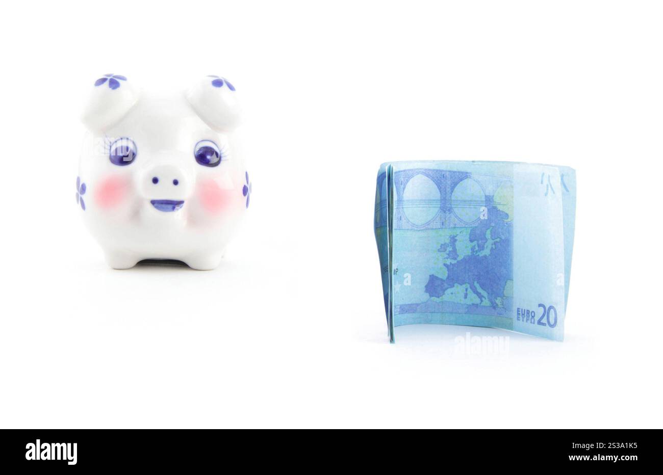 euro con salvadanaio isolato su sfondo bianco. euro con salvadanaio Foto Stock
