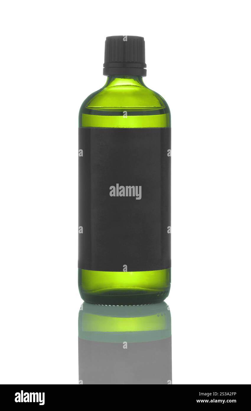 Flacone in plastica di prodotto per la cura della pelle su sfondo bianco. Flacone in plastica di prodotto per la cura della pelle Foto Stock