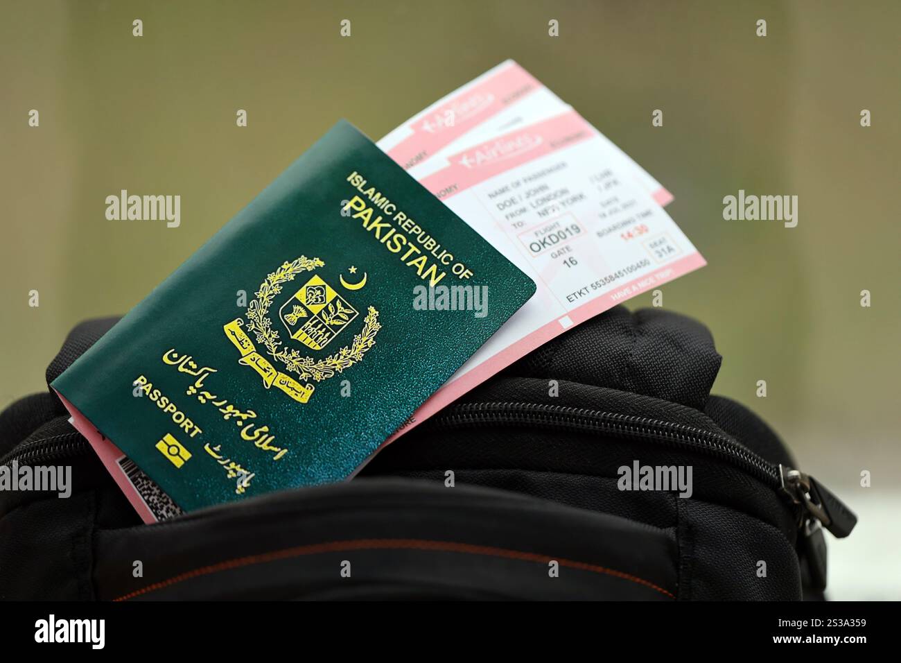 Passaporto verde della Repubblica Islamica del Pakistan con biglietti aerei sullo zaino turistico da vicino. Concetto di turismo e viaggio. Repubblica Islamica Verde Foto Stock