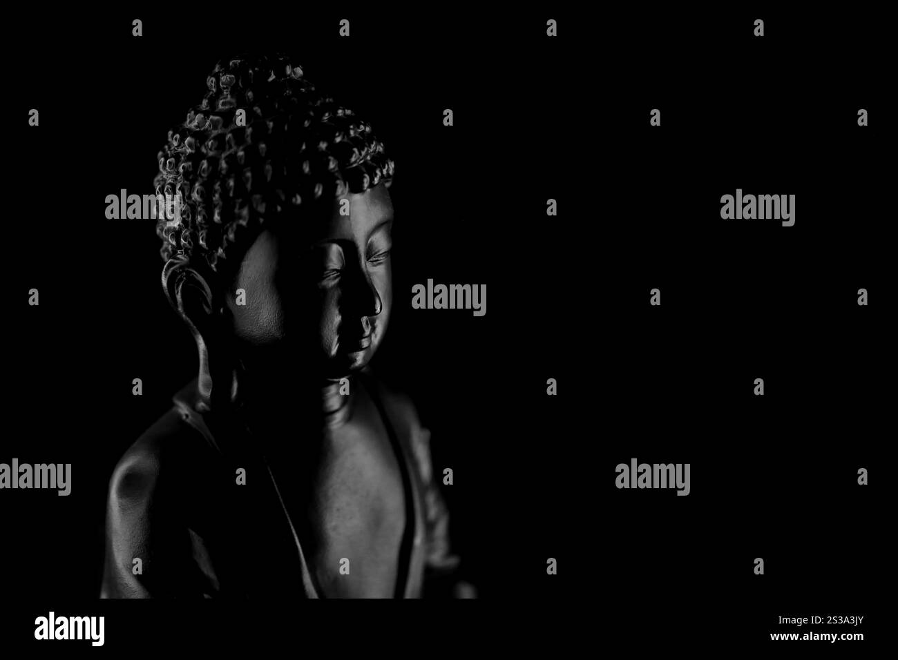 Buddha Purnima e Vesak Day Concept, statua del Buddha grigio con luce bassa su profondo sfondo nero. Meditazione. Buddha Purnima e. Foto Stock