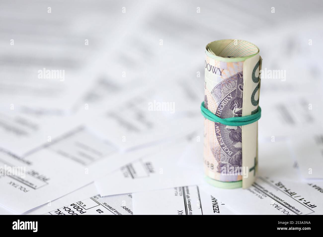 Soldi zloty polacchi PLN su una grande quantità di PIT polacco, CIT e moduli fiscali IVA da vicino. La contabilità, la burocrazia e la routine dei contribuenti in Polonia. Polacco Foto Stock