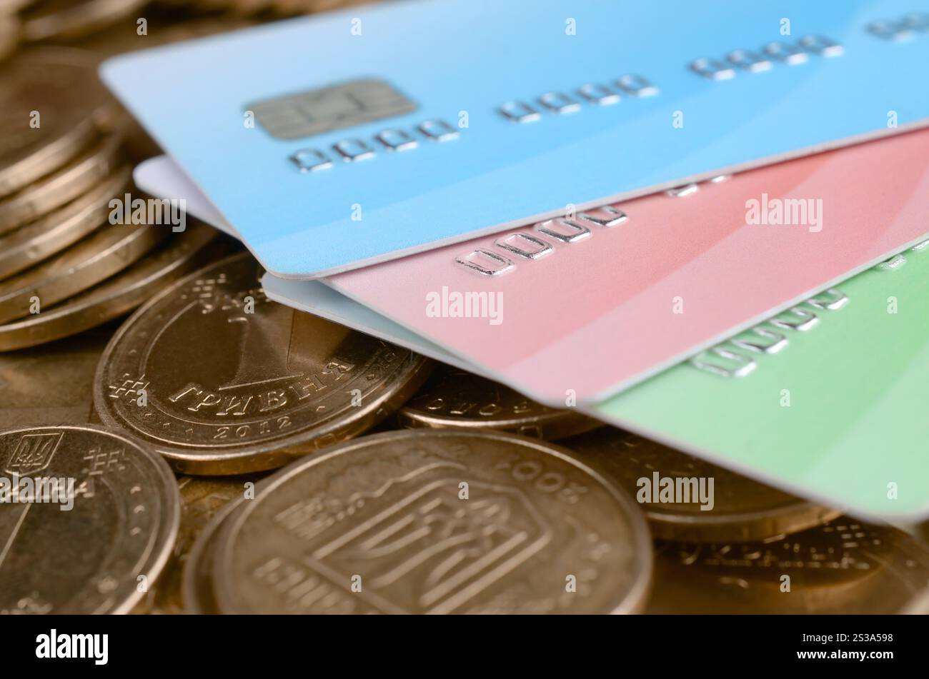 Le monete ucraine e le carte di credito colorate chiudono. Valuta dell'Ucraina. Bilanciamento del denaro e concetto di online banking. Wireless banking globale Foto Stock