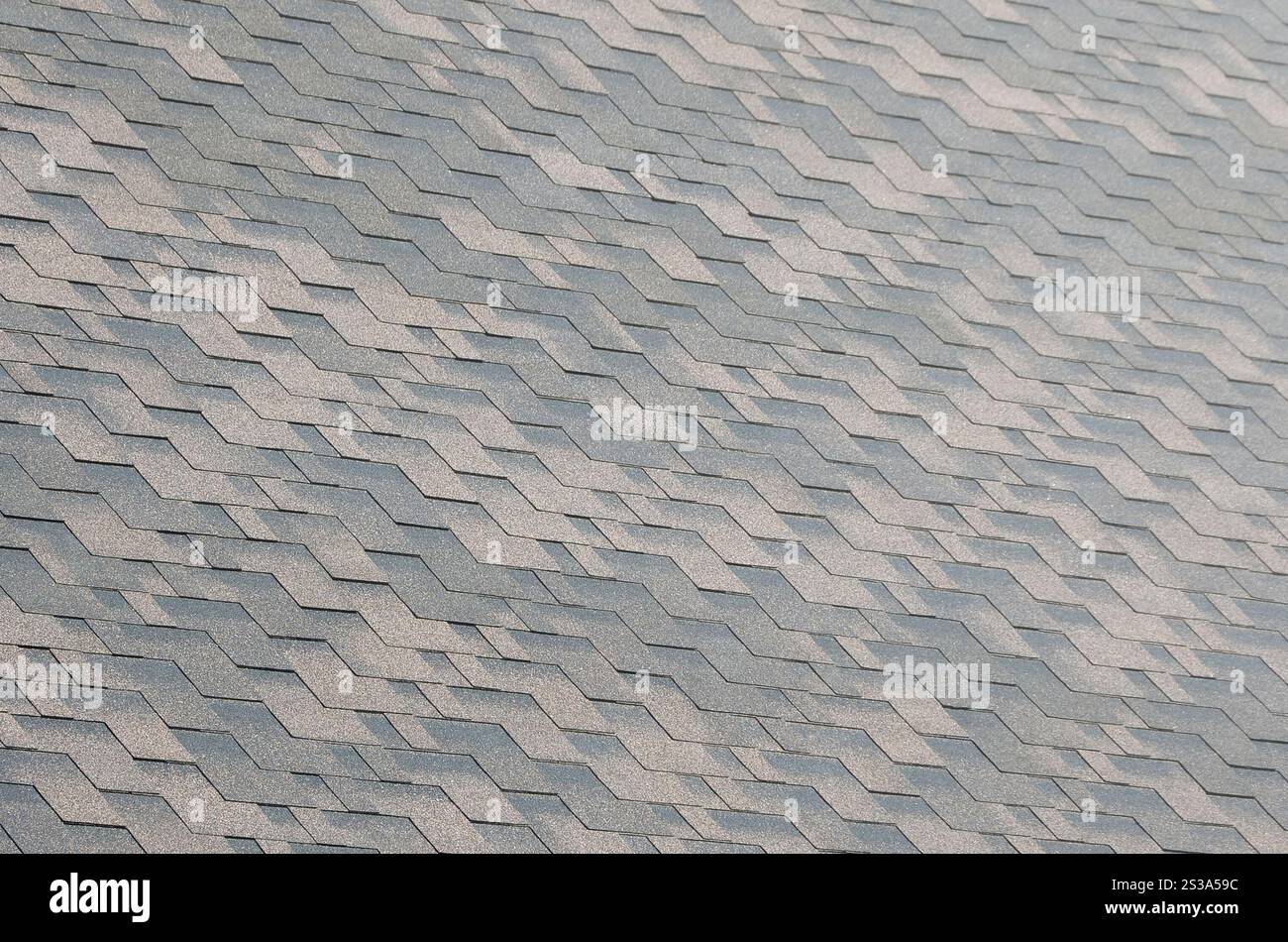 Tegole flessibili della superficie di copertura in bitume. Texture a mosaico di fondo di tegole piatte con rivestimento bituminoso. Texture a mosaico di sfondo piatta Foto Stock