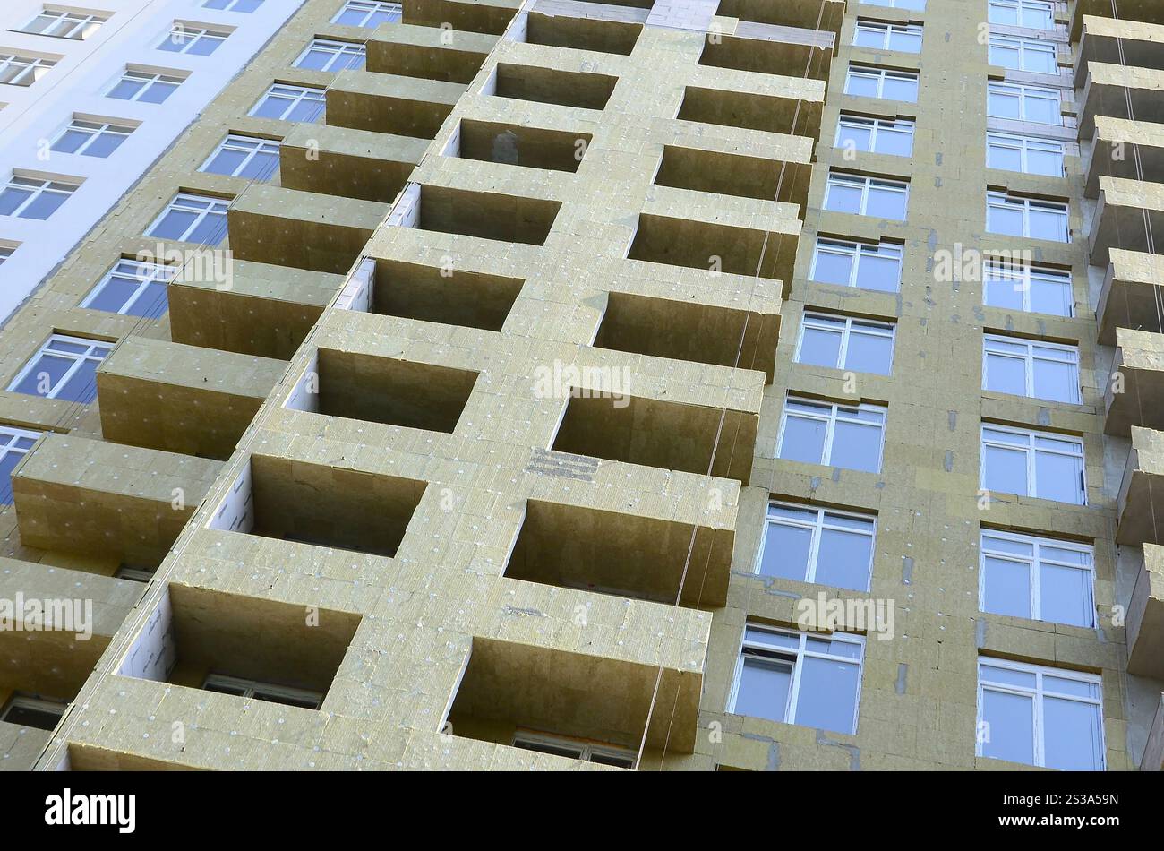 Nuovo appartamento residenziale multi-store in costruzione sulla facciata di un alto edificio. Edificio residenziale multinegozio con facciata Foto Stock