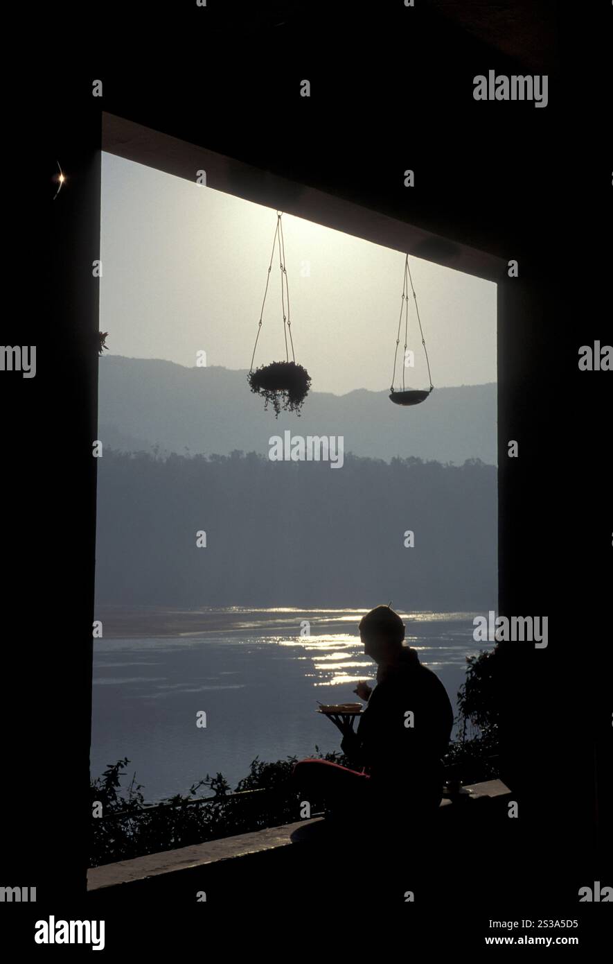 Persone in uno Yoga cless presso il fiume Santo Gange nella città di Rishikesh nella provincia di Uttarakhand in India. India, Rishikesh, febbraio 1998. Foto Stock