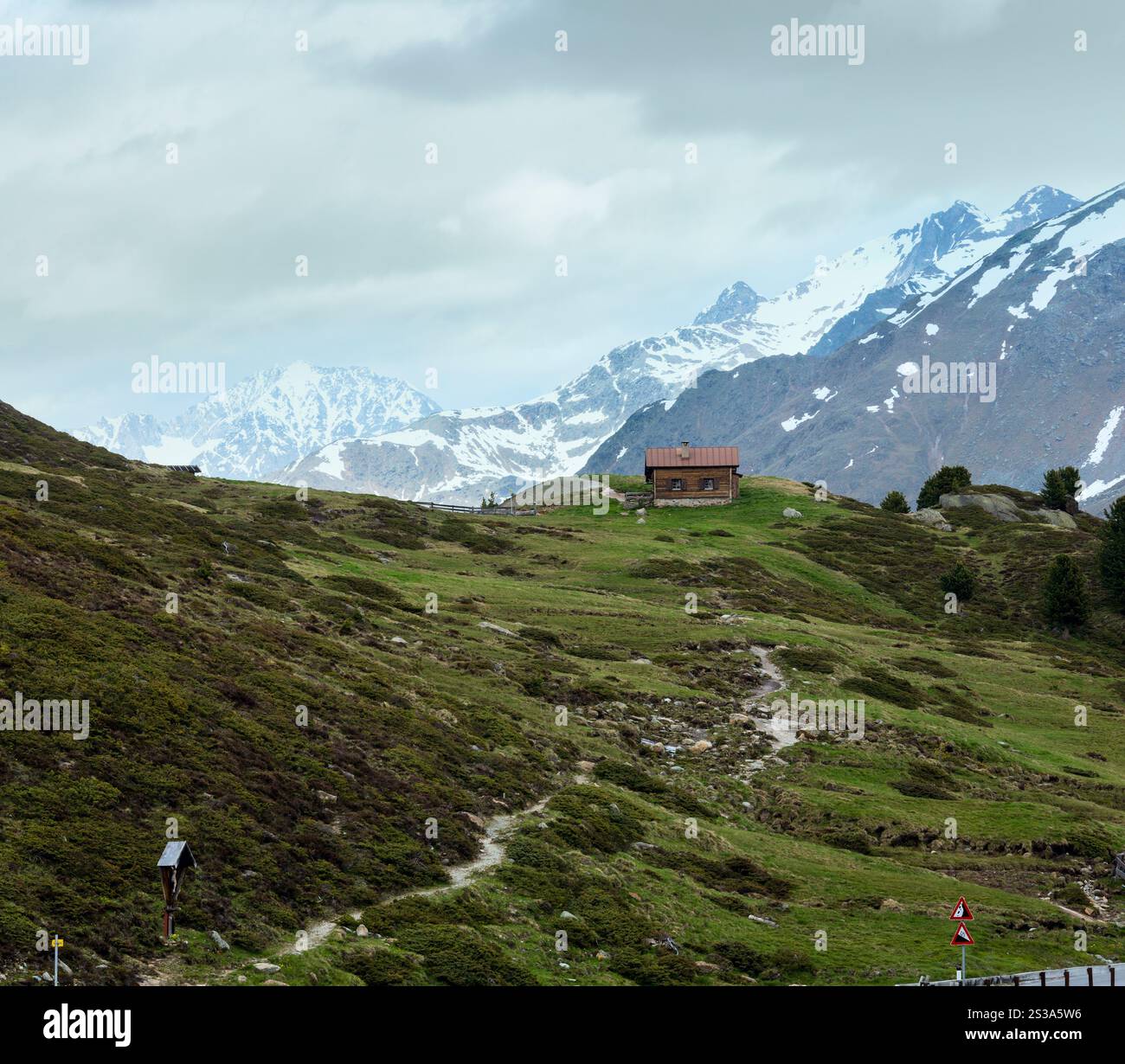 Piccola casa in legno in estate montagna delle Alpi (Austria). Foto Stock