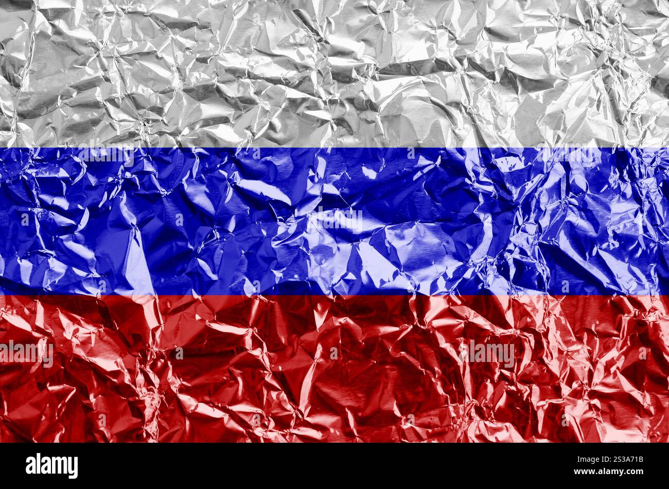 Bandiera della Russia raffigurata in colori verniciati su un foglio di alluminio lucido e increspato da vicino. Striscione testurizzato su sfondo ruvido. Bandiera della Russia raffigurata in vernice Foto Stock