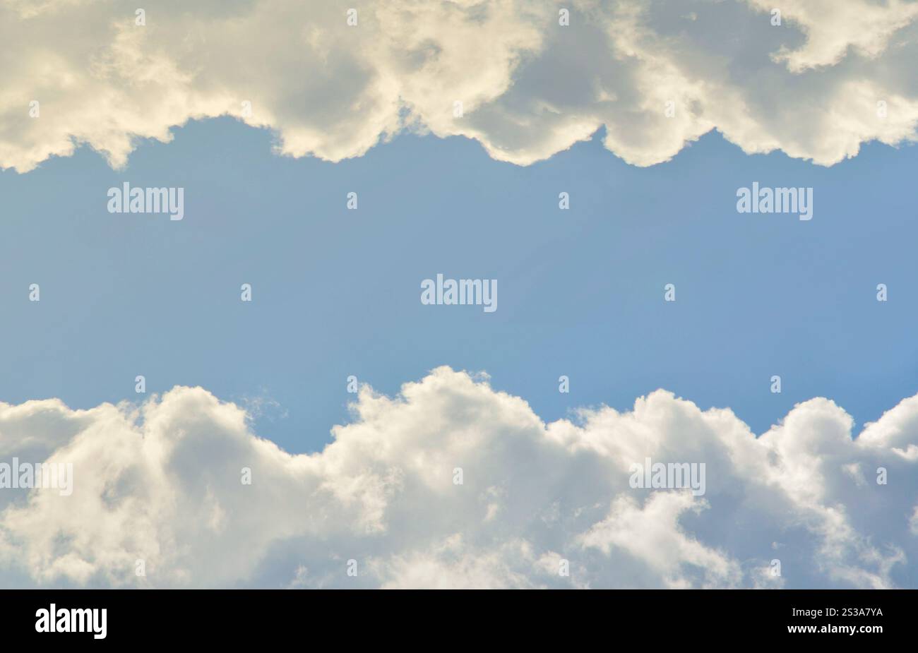 Il vasto cielo blu e le nuvole spesse. Spazio di copia orizzontale per il testo. Modello per banner e pubblicità. Cielo blu con nuvole bianche e orizzontale Foto Stock