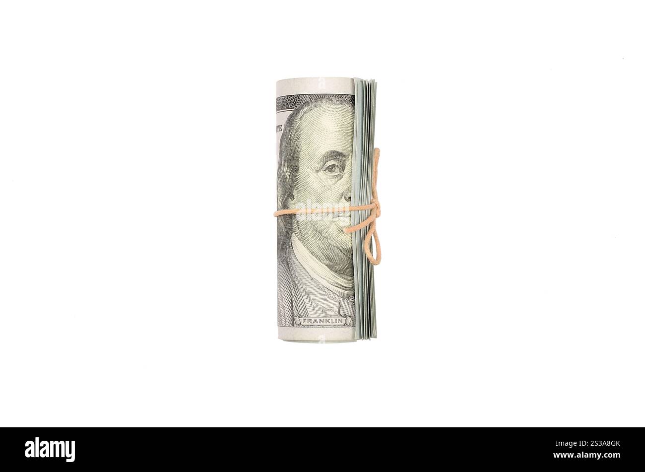 Dollari AMERICANI arrotolati e serrati con banda isolata su sfondo bianco. Soldi americani. Dollari AMERICANI arrotolati e serrati con la banda isolata Foto Stock