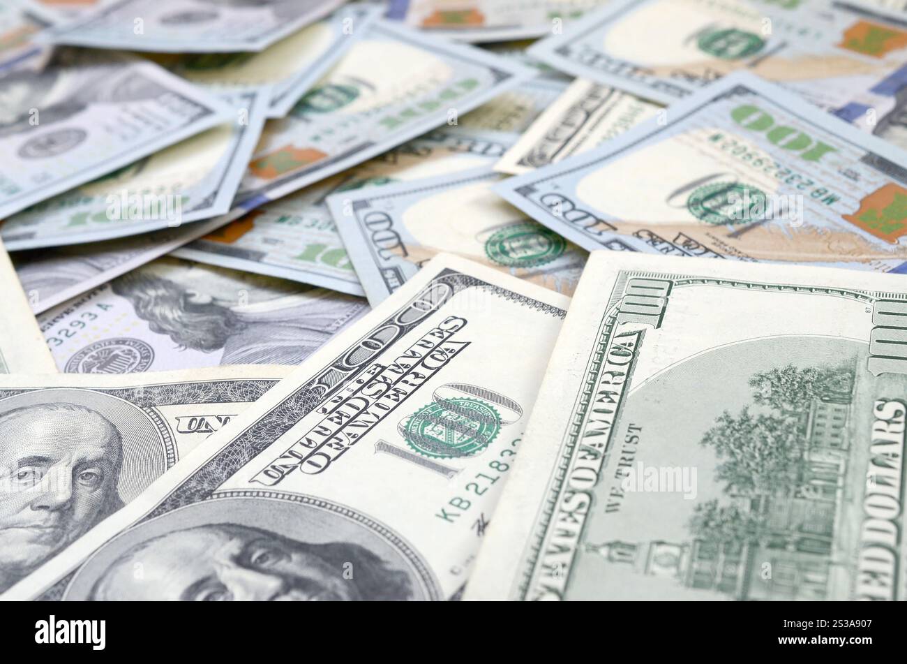 Vista dall'alto dello sfondo di banconote da cento dollari. Concetto di valuta statunitense e vita ricca. Consistenza di banconote in dollari americani. Vista dall'alto di uno Foto Stock