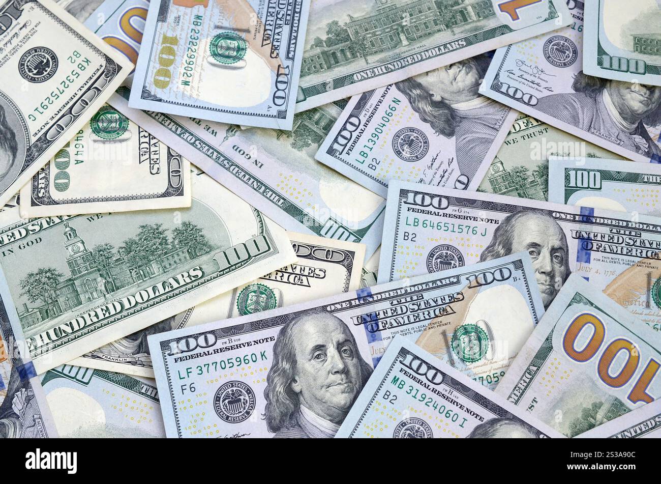 Vista dall'alto dello sfondo di banconote da cento dollari. Concetto di valuta statunitense e vita ricca. Consistenza di banconote in dollari americani. Vista dall'alto di uno Foto Stock