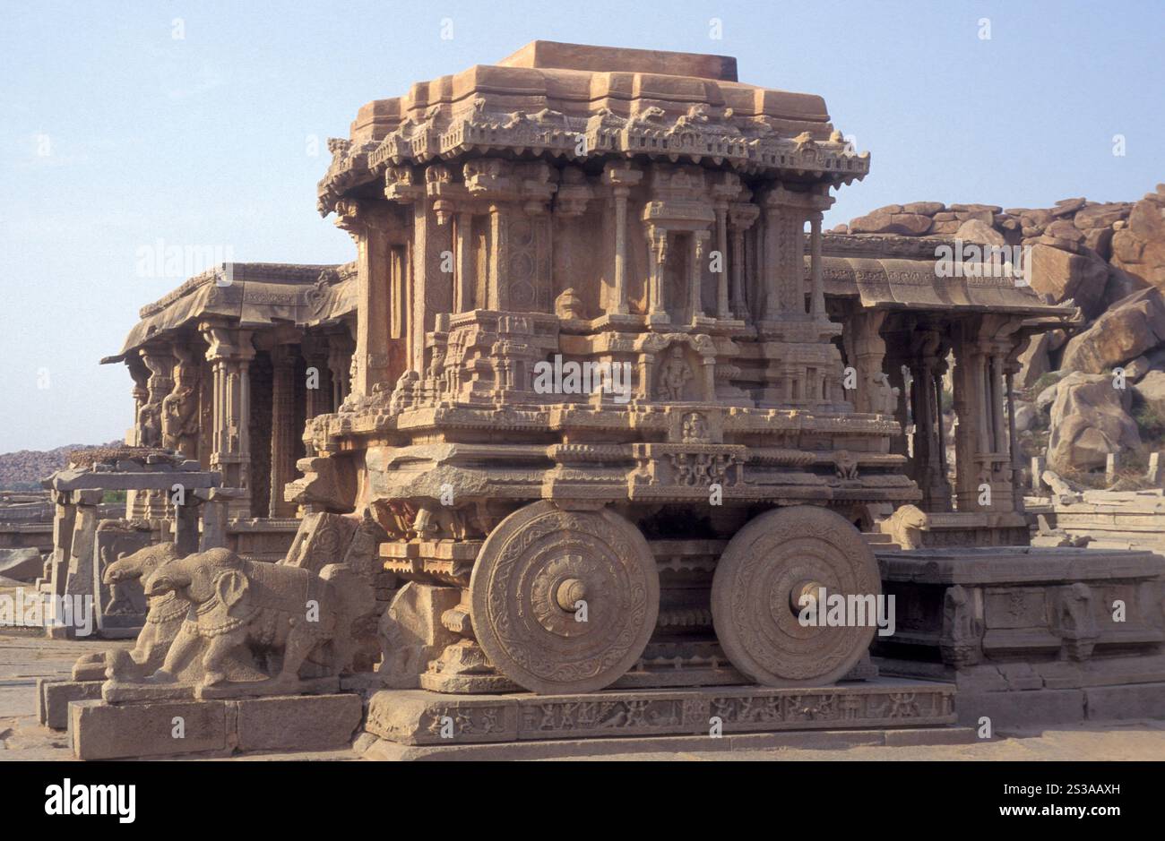 Le rovine del carro di pietra al tempio Vijaya Vittala vicino alla città di Hampi nella provincia di Karnataka in India. India, Karnataka, 19 marzo Foto Stock