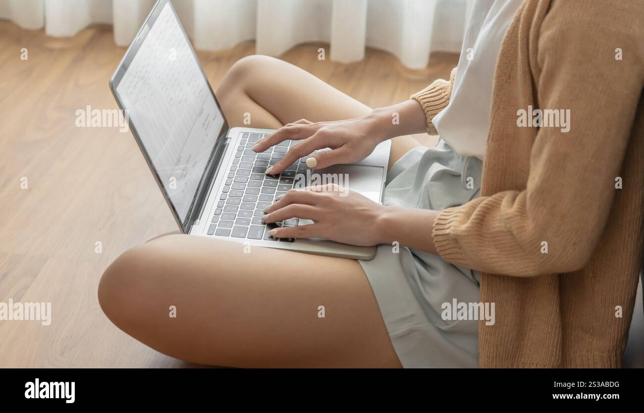 Donna che lavora utilizzando un computer portatile e digita le mani sulla tastiera. scrivere un blog. Lavorare a casa è a portata di mano macchina da scrivere. Foto Stock