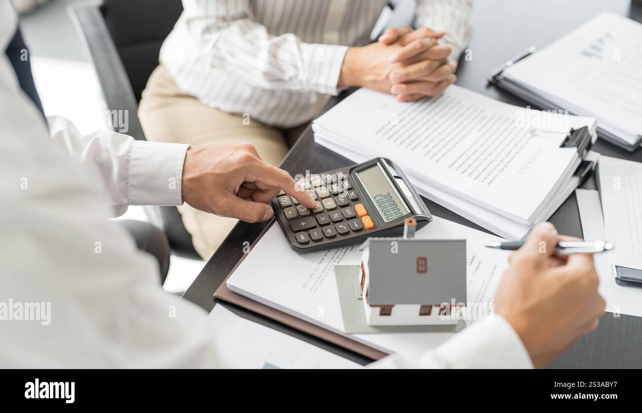 Documento del modulo di richiesta di consulenza da parte del responsabile vendite, considerando l'offerta di mutui ipotecari per l'assicurazione di auto e case. Investimenti immobiliari Foto Stock