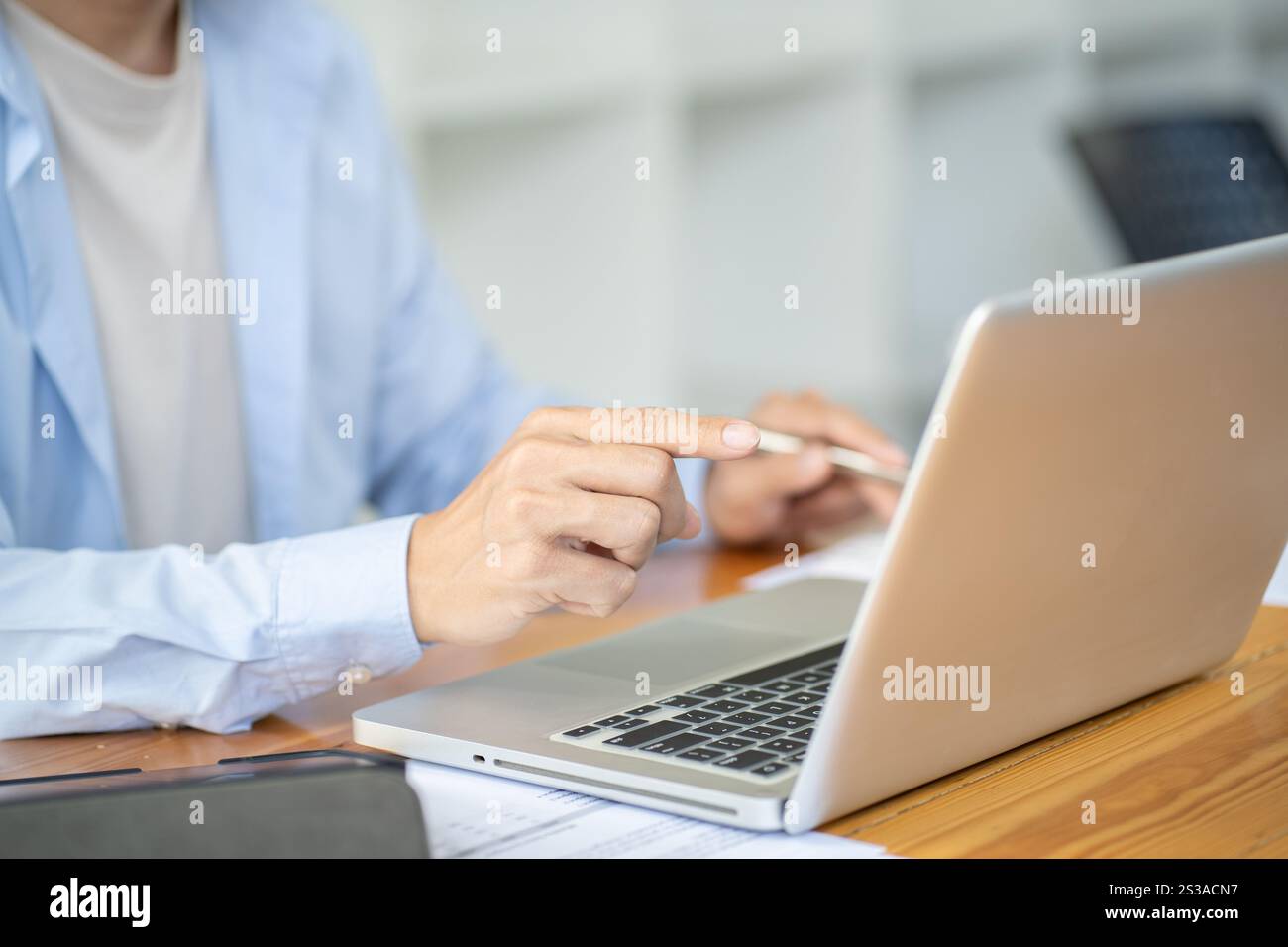 Uomo d'affari che lavora utilizzando le mani del computer portatile digitando su una tastiera. Investitore professionista che lavora per un nuovo progetto di Start-up. pianificazione aziendale in corso Foto Stock