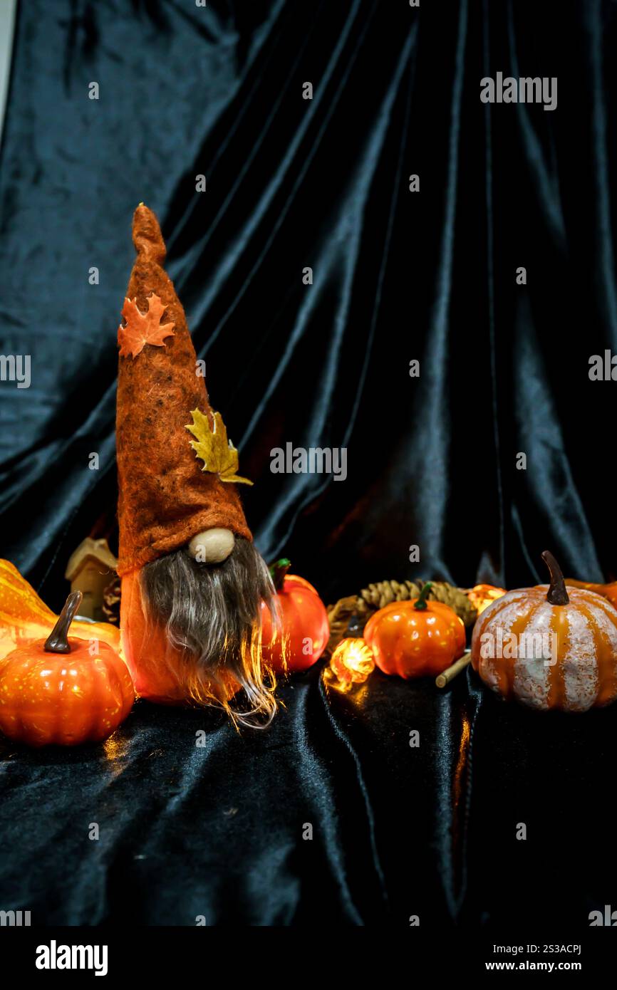 Sfondo delle decorazioni di Halloween. Halloween pauroso testa di zucca su un tavolo di legno concetto di Halloween per le vacanze. Foto Stock