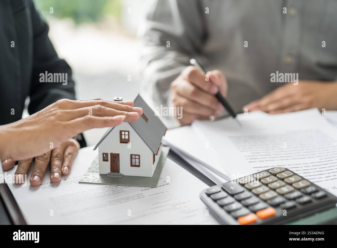 Documento del modulo di richiesta di consulenza da parte del responsabile vendite, considerando l'offerta di mutui ipotecari per l'assicurazione di auto e case. Investimenti immobiliari Foto Stock