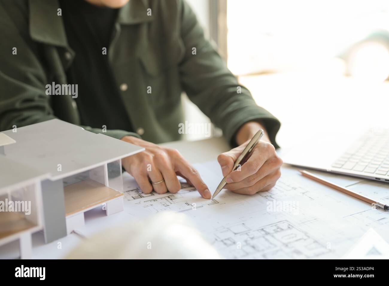 Architettura interni uomo piano creativo progetto designer modello di casa e disegno interni su progetto. Foto Stock