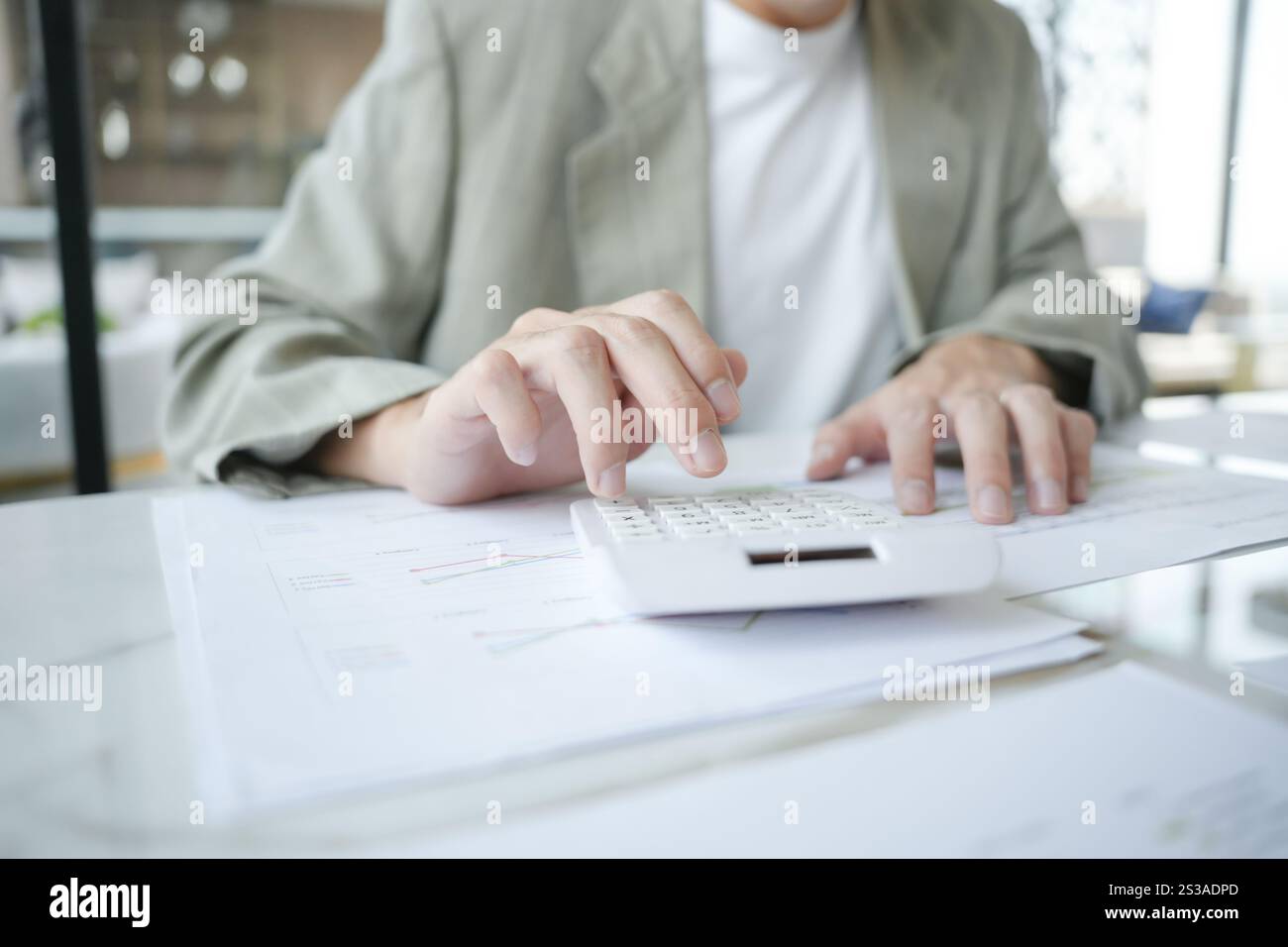 Auditor o Internal Revenue Service personale, le donne d'affari Controllo bilanci annuali della società. Concetto di audit. Foto Stock