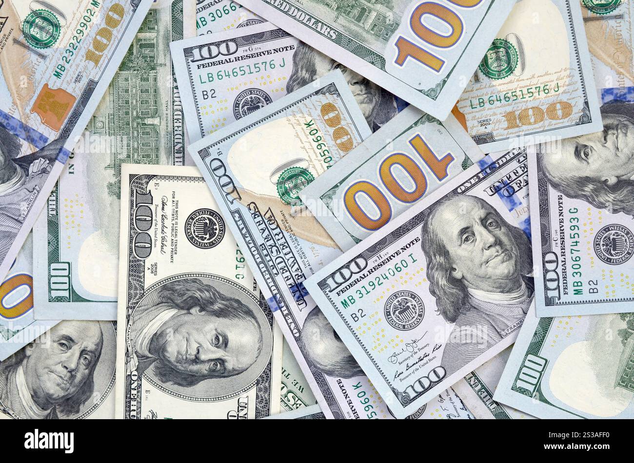 Vista dall'alto dello sfondo di banconote da cento dollari. Concetto di valuta statunitense e vita ricca. Consistenza di banconote in dollari americani. Vista dall'alto di uno Foto Stock